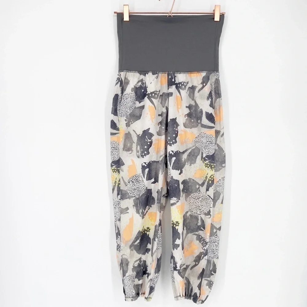 Lululemon Om Pant Mini Art Pop White Multi /Slate Size 4